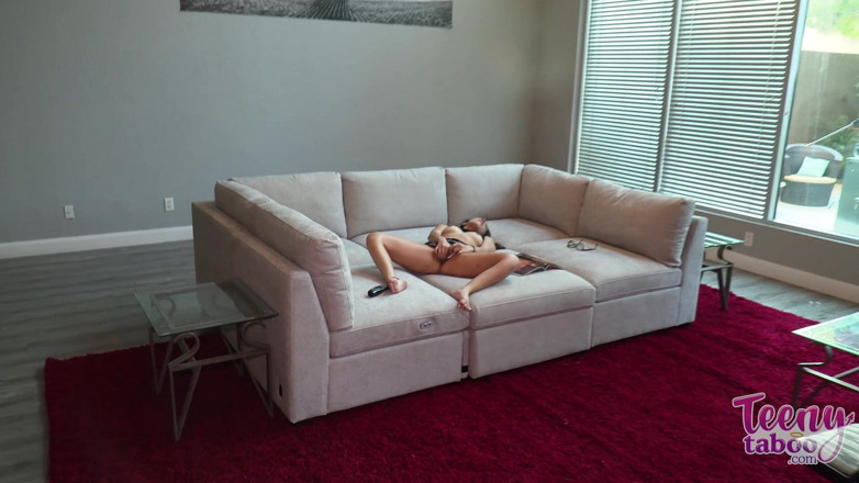 Teenytaboo: Madison, assistante, se fait prendre en train de se masturber...