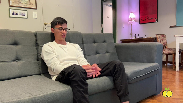 Limon producciones: Psikolog, genç bir erkeğin seksin tadını çıkarması için yapay zekaya sahip...