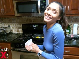The Flourish Entertainment: Margarita Lopez nấu ăn trong nhà bếp và bị đụ