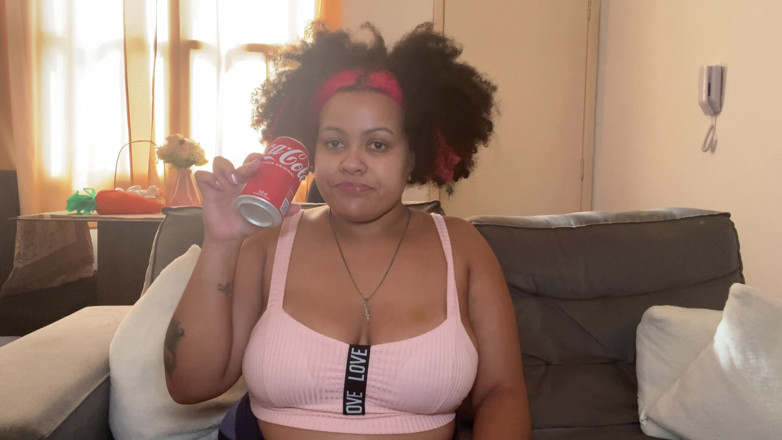 Cutiepiie Chubby: Eructo de soda y pedo de piernas cortas desnudas