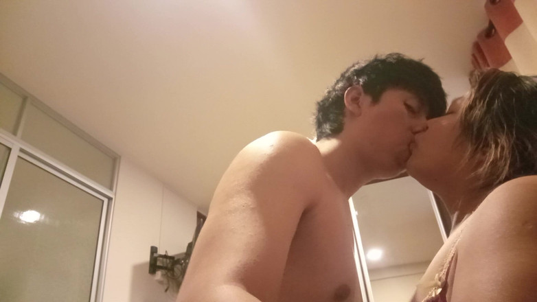 Moo DBOXXX: Cette maman célibataire mature adore me sucer la bite, elle...