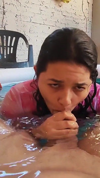 Ich lutsche mich, stiefbruder schwanz im aufblasbaren pool