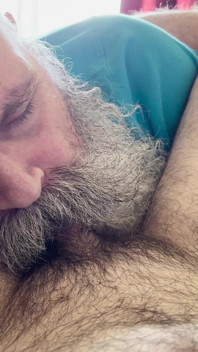 Hobo-opa lutscht haarigen schwanz von jungem.