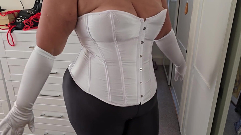 Slutty Ms B: Ngocok kontol pakai satin satin putih