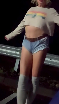 Cumpărături în pantaloni scurți scurți - curvă efeminată