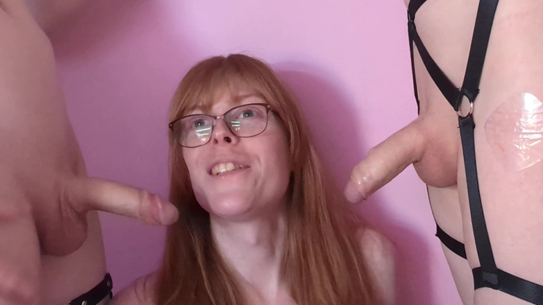 PrincessKitti3: De Joelhos Chupando Meus Dois Paus De Colega De Quarto...