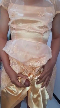 Fofa crossdresser se masturbando e gozando usando vestido de festa