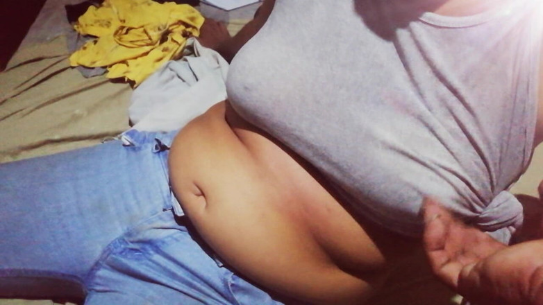 Tina Baby: 我的嫂子在没有胸罩的情况下勾引我，爆裂