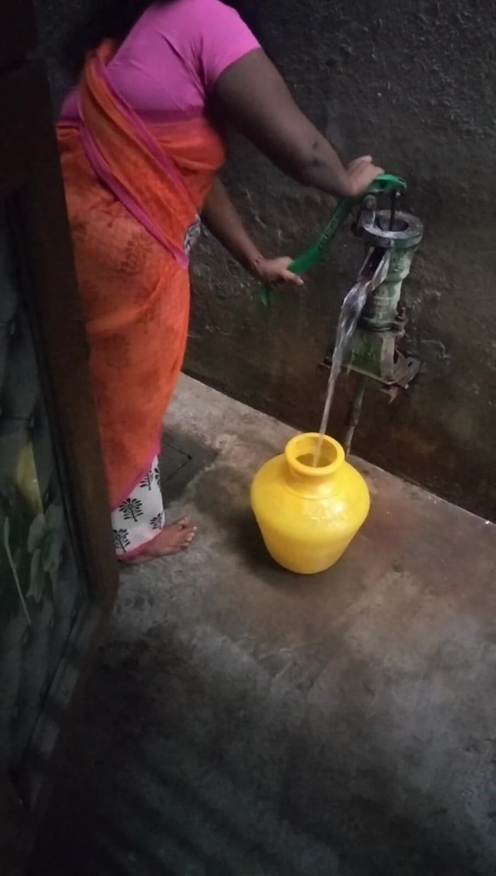 Benita sweety: Ciocia pchać pompę wodną