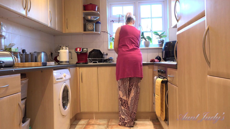 Aunt Judy's: Judys - bà mẹ kế trưởng thành của bạn. Maggie cho...