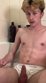 Twink netăiat abia așteaptă să se pișe peste tot pe corpul său păros
