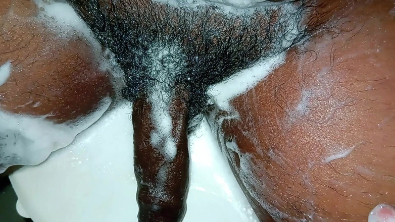 rahuman: Cewek ini lagi asik masturbasi dan bersih-bersih kontol raksasa