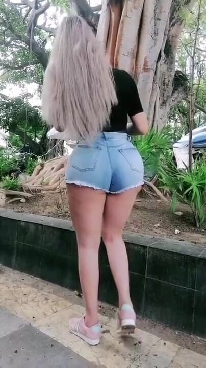 Barbietransxxxx: Transexual de vacaciones teniendo sexo en la playa