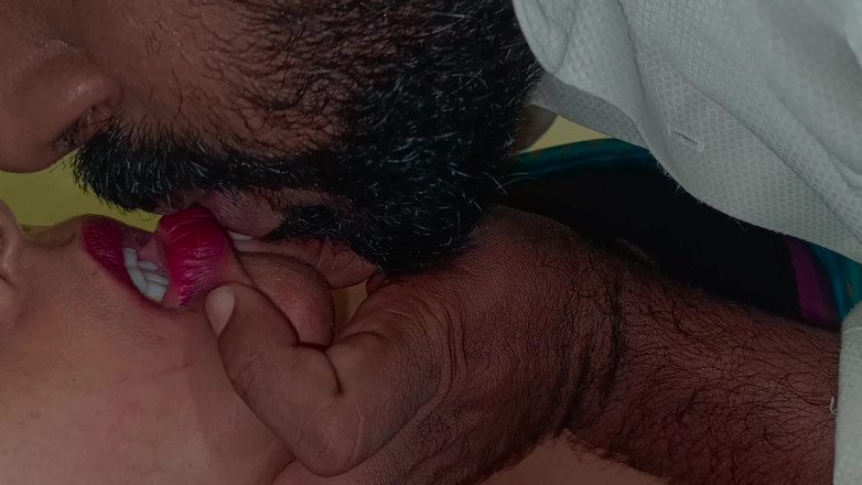 Inba: Cikgu Kolej Chennai Bercium bibir mendalam di atas katil