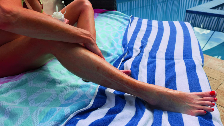 Voo Doo XXX: Sarışın orta yaşlı seksi kadın havuz başında sikiliyor