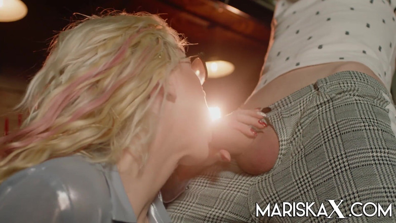 Mariska x: Mariskax - tina si tante seksi lagi asik main saat suaminya...