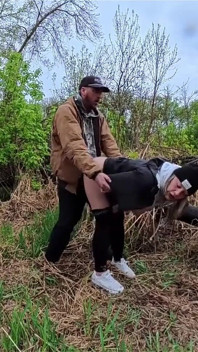 Awek panas dipergunakan di alam semula jadi memancut keras dan hampir ditangkap