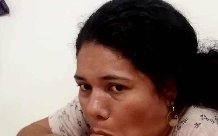 Valkyrieandluigy: Fru suger deepthroat undergiven vacker flickvän