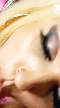 Blonde Barbie Melody Star menghisap dan meludah - zakar deepthroat