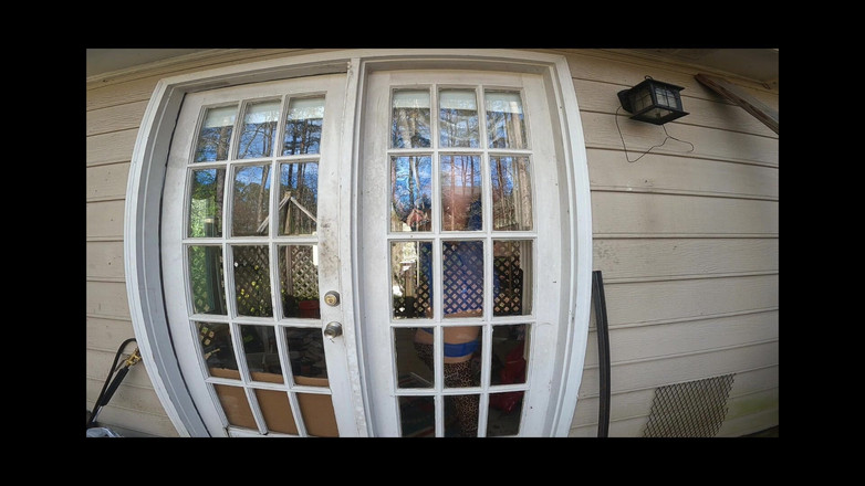 Jon Screcrow: Crossdresser Jon Scarecrow s obřími falešnými kozami sleduje crossdresser Jon...