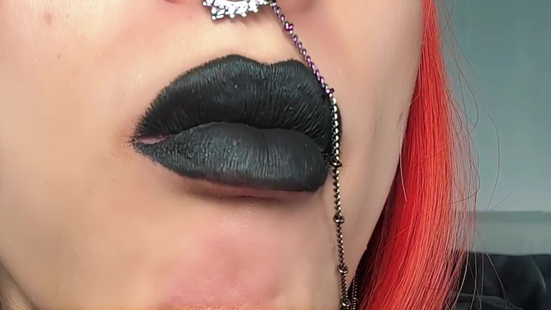 Viper Fierce: Брудно розмовляюча сіссі повія крупним планом курить і губи фетиш