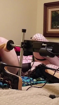 Wanita femboy dan trans lagi asik muasin memeknya pakai mesin seks - kompilasi 1
