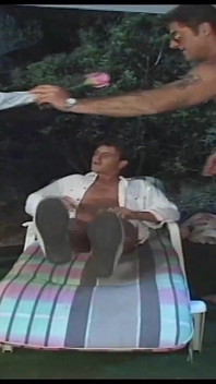 Petrecere cu orgie anală cu penetrare dublă în grădină
