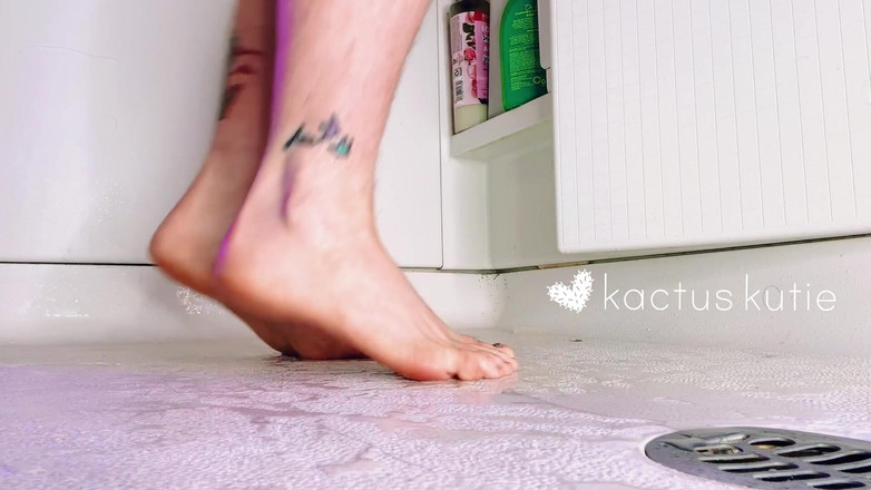 Kactus kutie: Pipì in bikini viola così tante angolazioni