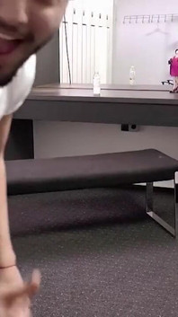 Hermosa chica folla al aire libre y ébano con curvas monta en la polla después del entrenamiento - clip de sexo