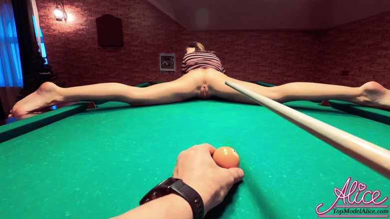 Alice KellyXXX: 수영장 테이블에서 오르가즘을 느끼는 연인 보지