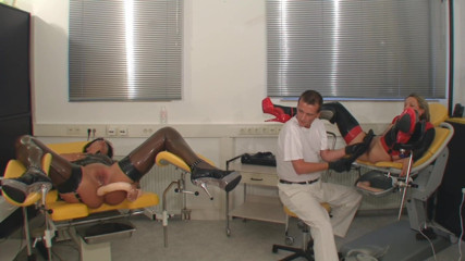 Rubber & Clinic Studio - 1ATOYS: 2 гумові повії - фістинг веселощі на гінекологічних столах