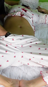 Pugni forti al mattino in pigiama dopo una notte di vero orgasmo casalingo con squirt