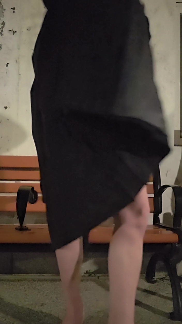 Taiwancdgirl: 伪娘婷萱在户外的长椅上自慰被路人撞见