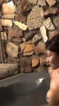 Di spa sama farnese, kamu bisa nikmatin memekmu sendiri selama sebulan