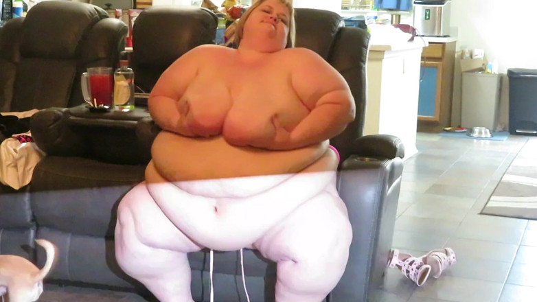 BBW nurse Vicki adventures with friends: Lexxi, SSBBW chanceuse, se caresse le gros ventre