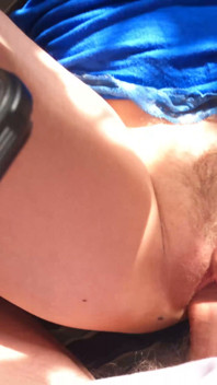 Em primeiro plano - close-up de milf na buceta e pingando porra
