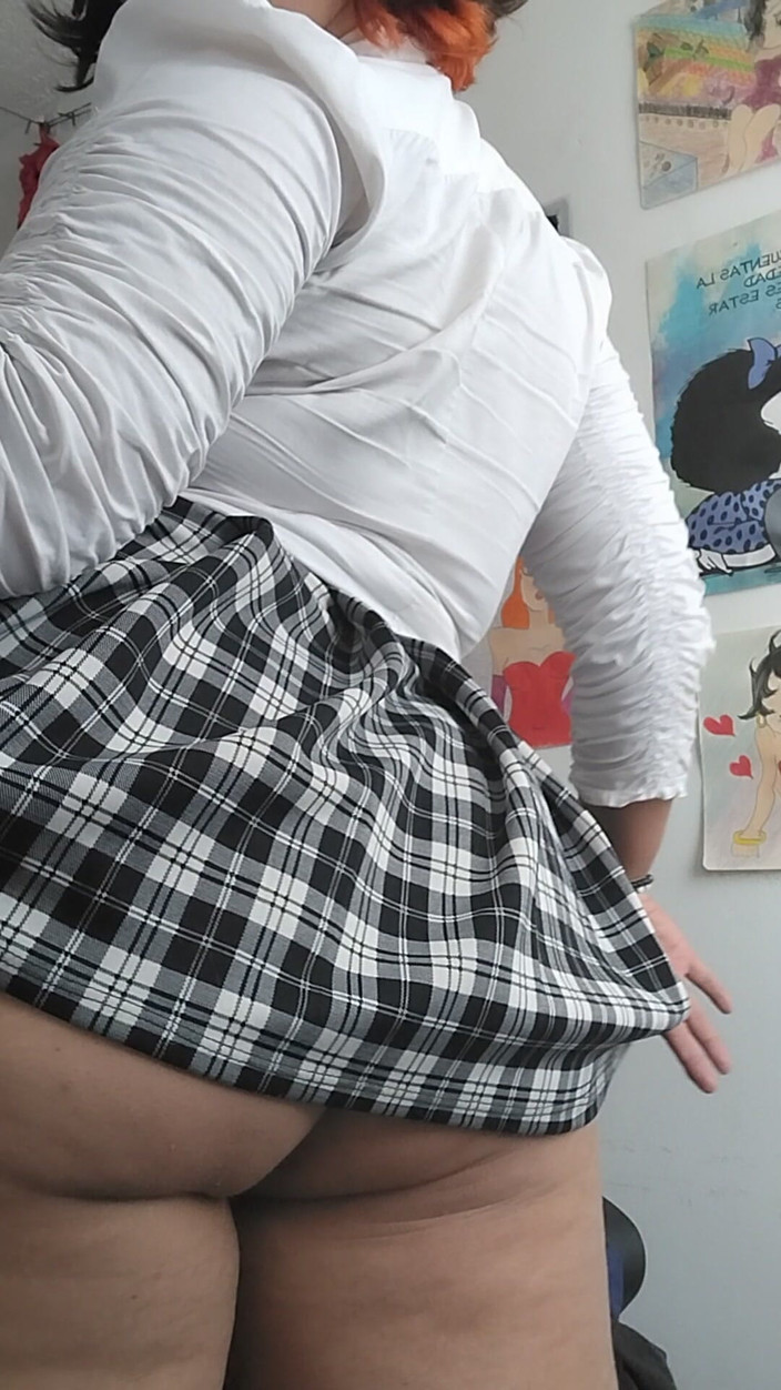 Nana Bela: Pieprzenie mojej cipki z włączoną wtyczką