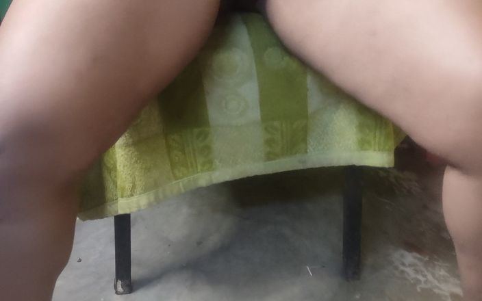 Sexy Indian babe: 印度继母全裸在椅子上撒尿