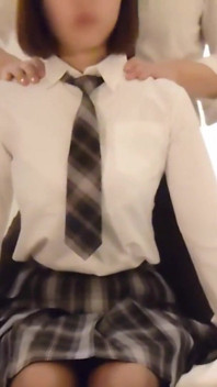 espagnole inattendue et finition audacieuse avec sa copine uniforme à forte poitrine, chimie sauvage surprise devant la caméra 1er