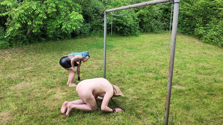 Domina Dark: Frustato nudo in natura