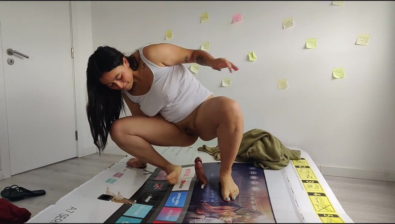 Miss Squirting: Üvey kızını kutudaki delikten sikiyor