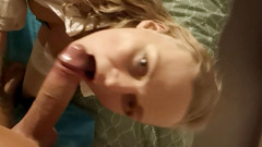 Extreme Anal Lovers: Seduta su un grande plug rosso e succhiando