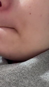 작은 의붓형제와 노는 거대한 이복 여동생