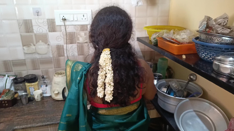 Pushpa studio: grihini sauteli bahan aur uske pati ke saath ghar par...