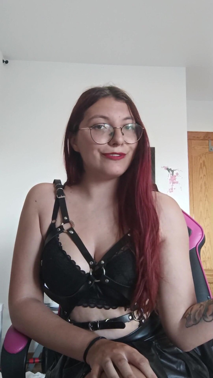 Softbrattypuppy: La padrona tedesca ti ordina di succhiare il cazzo e...