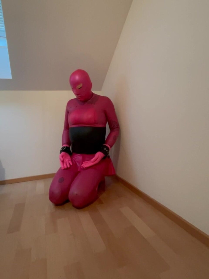 PervyLara: 粉色橡皮娃娘娘腔奴隶女孩 fullrubber 三层乳胶