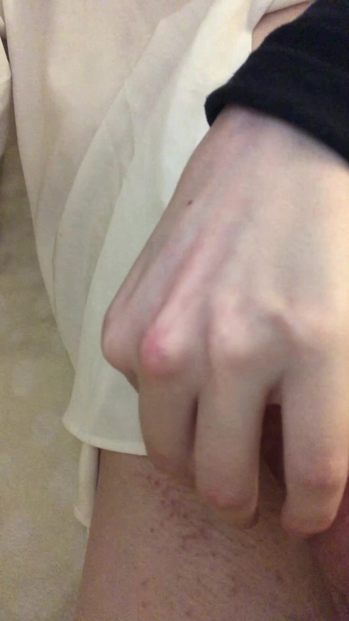 Wvemur: Genç Twink ayaklarını gösteriyor ve kameraya mastürbasyon yapıyor