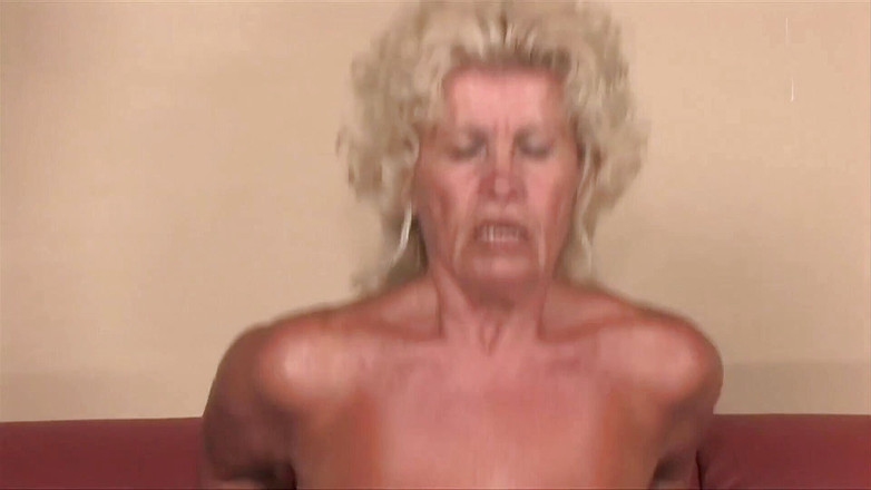 Mature Climax - 100% Mature Videos: Blonďatá gilfka je ošukaná a vystříkaná jejím mladším milencem