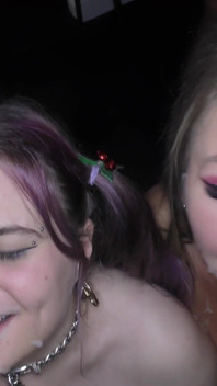 Seksi hatunlar çemberin içinde bir grup sert yarağı memnun ediyor