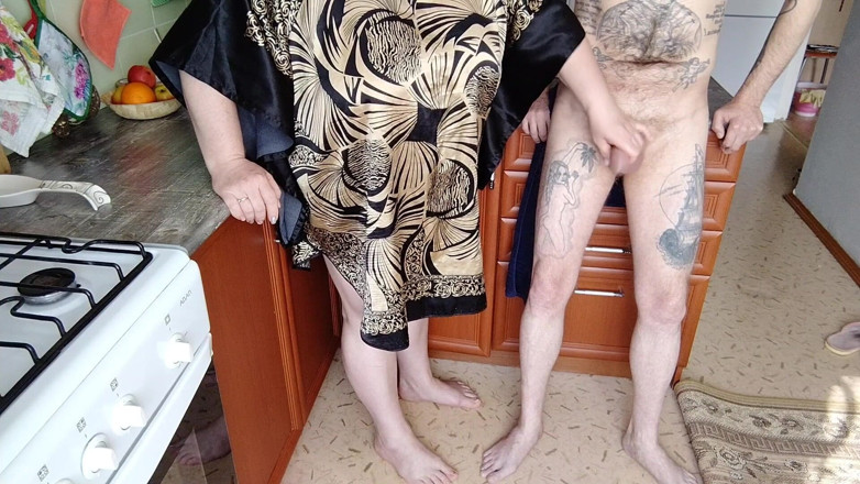 Zona901: Ma coloc branle ma bite dans la cuisine